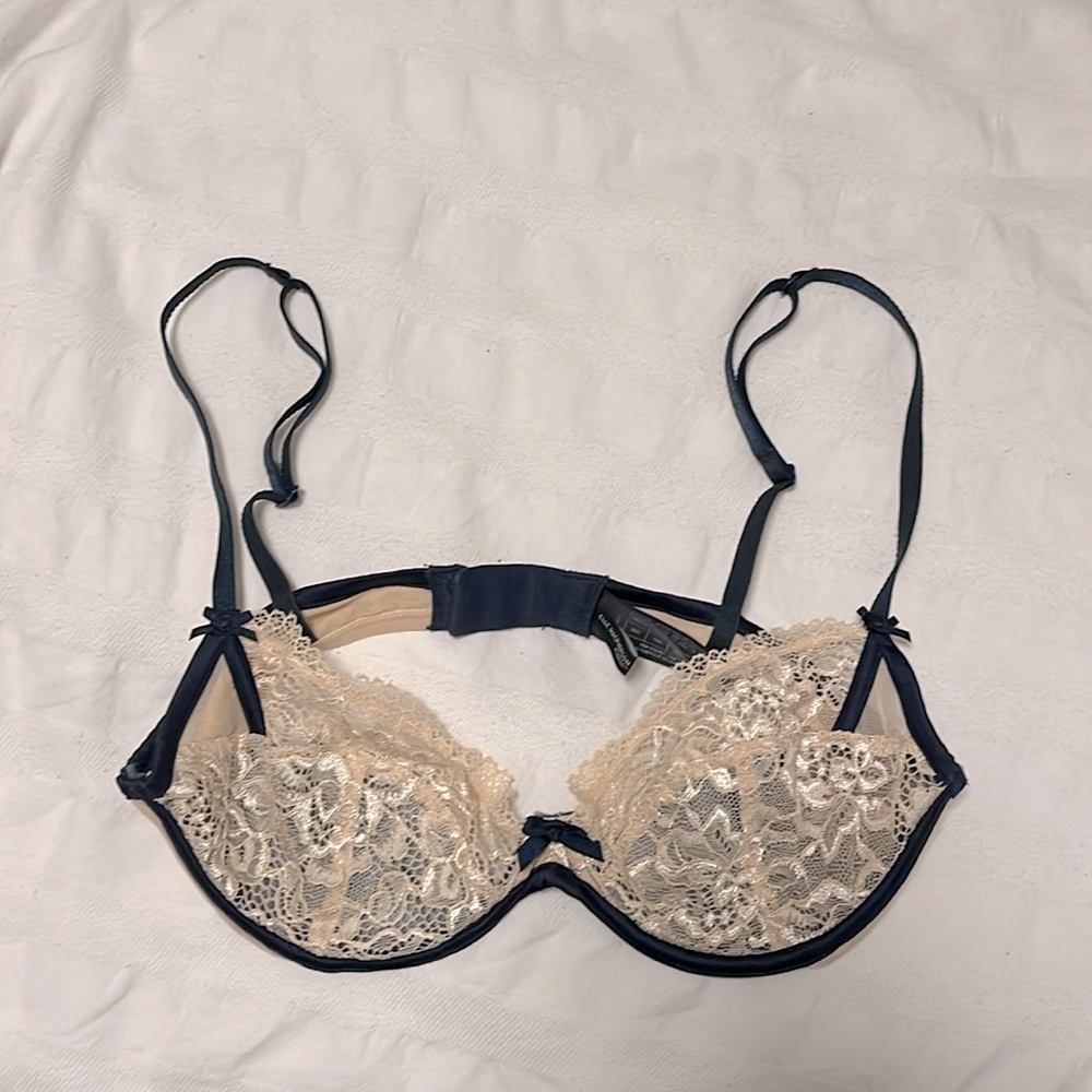 Elle Macpherson cream and navy blue lace bra / 32C
